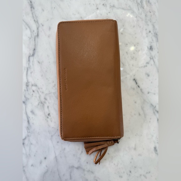 Lucky Brand Handbags - LIKE NEW Lucky Brand Tan Leather Wallet Organizer with Zipper